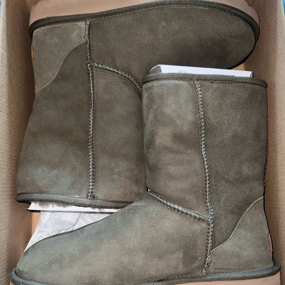 Gently worn Ugg Women’s Classic Short II in Olive/Army Green, Size 10